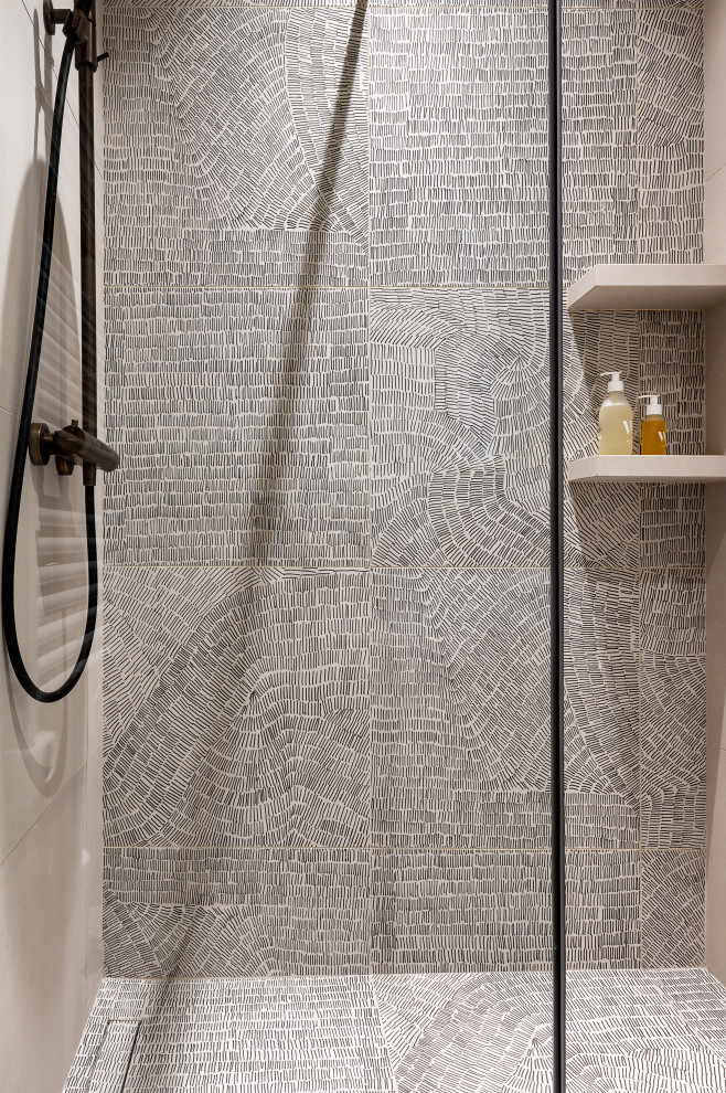Immagine di una stanza da bagno design con doccia a filo pavimento, piastrelle in ceramica, pavimento con piastrelle in ceramica, lavabo da incasso, top piastrellato e un lavabo