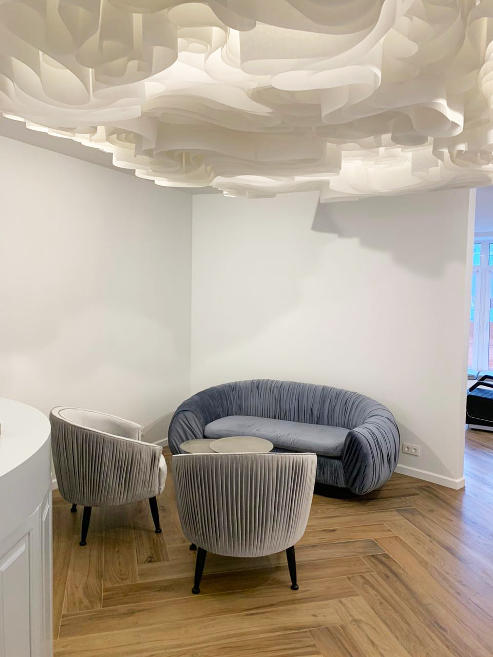 Дизайнерский потолок Wave ceiling для салона красоты в Туле