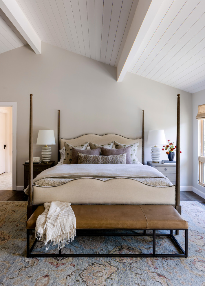 サンフランシスコにある広いカントリー風のおしゃれな主寝室 (茶色い床、表し梁) のインテリア