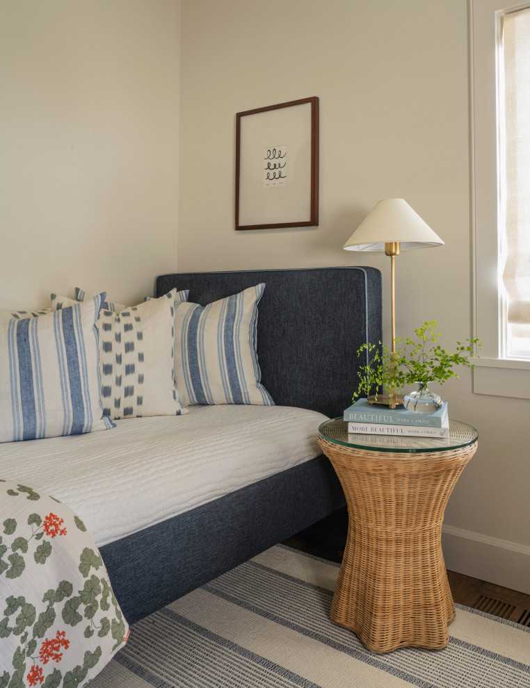 Example of a classic bedroom design in Seattle