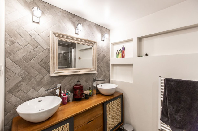 Jardin d'enfants moderno-stanza-da-bagno