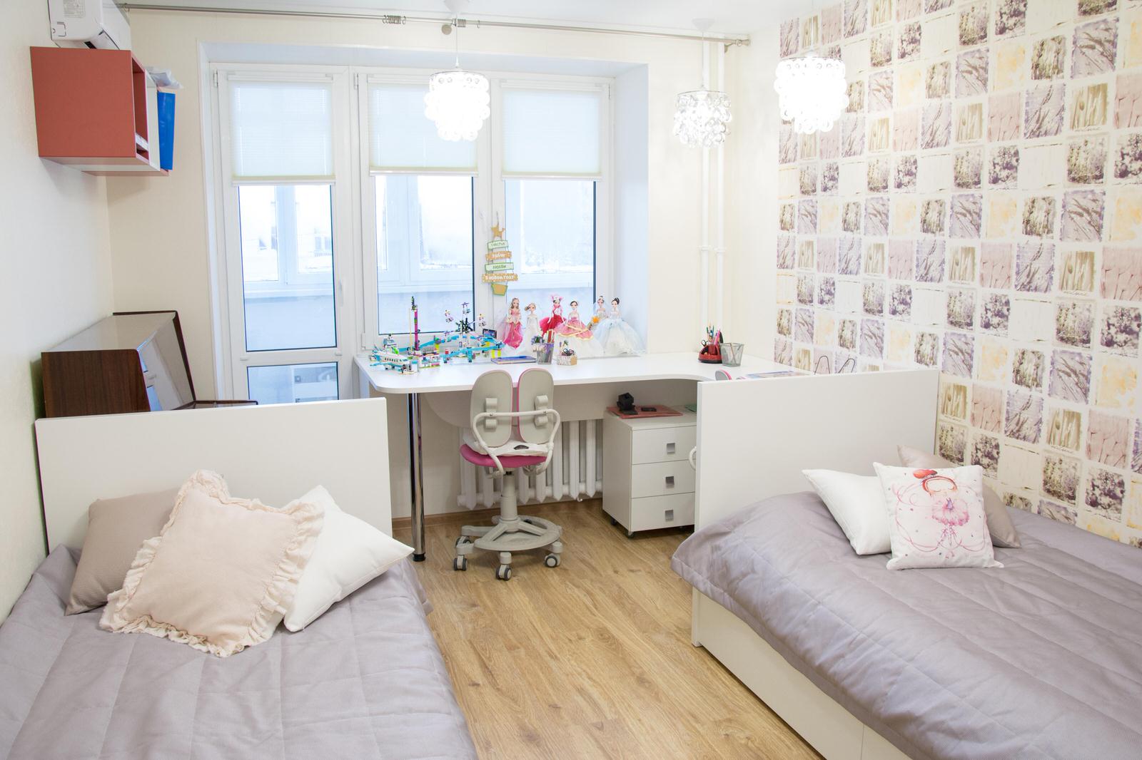 Стол и тумбочки для детской