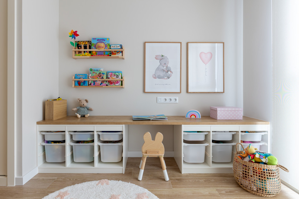 Foto de dormitorio infantil de 4 a 10 años nórdico grande con paredes beige, suelo de madera clara y suelo marrón