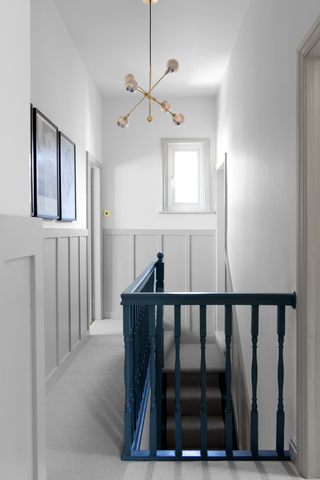 Свежая идея для дизайна: маленький коридор: освещение в стиле неоклассика (современная классика) с ковровым покрытием и панелями на части стены для на участке и в саду - отличное фото интерьера