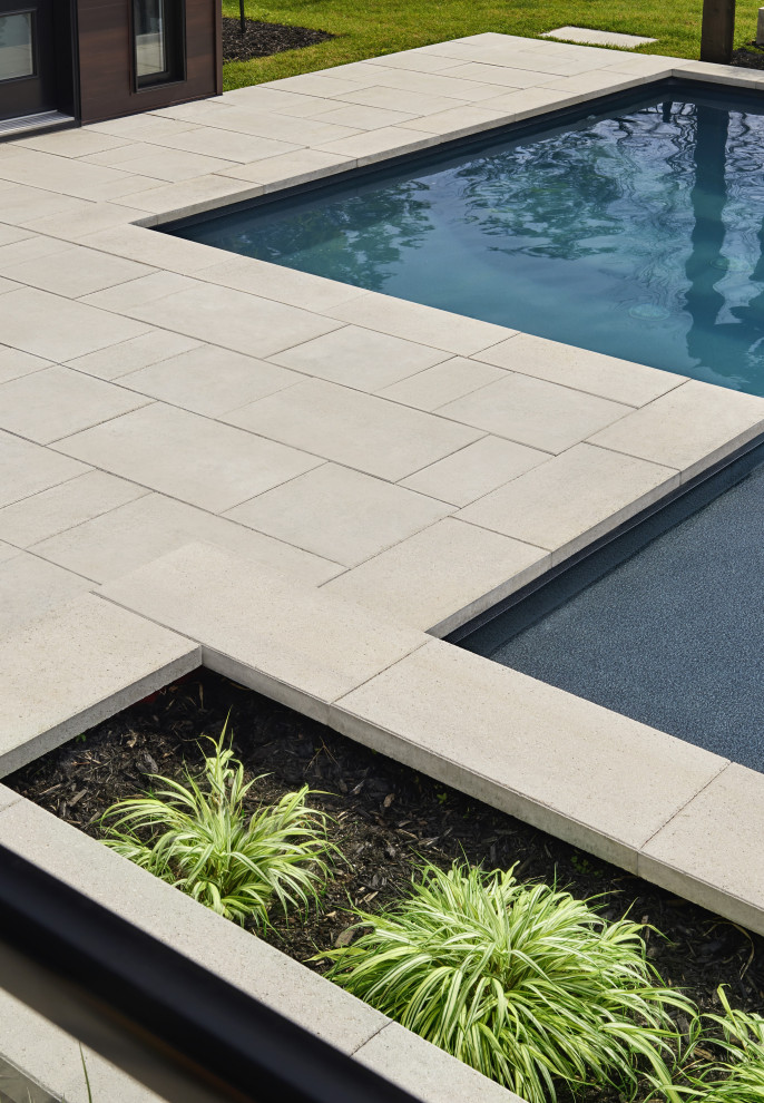 Design ideas for a modern backyard garden in Montreal with concrete pavers.