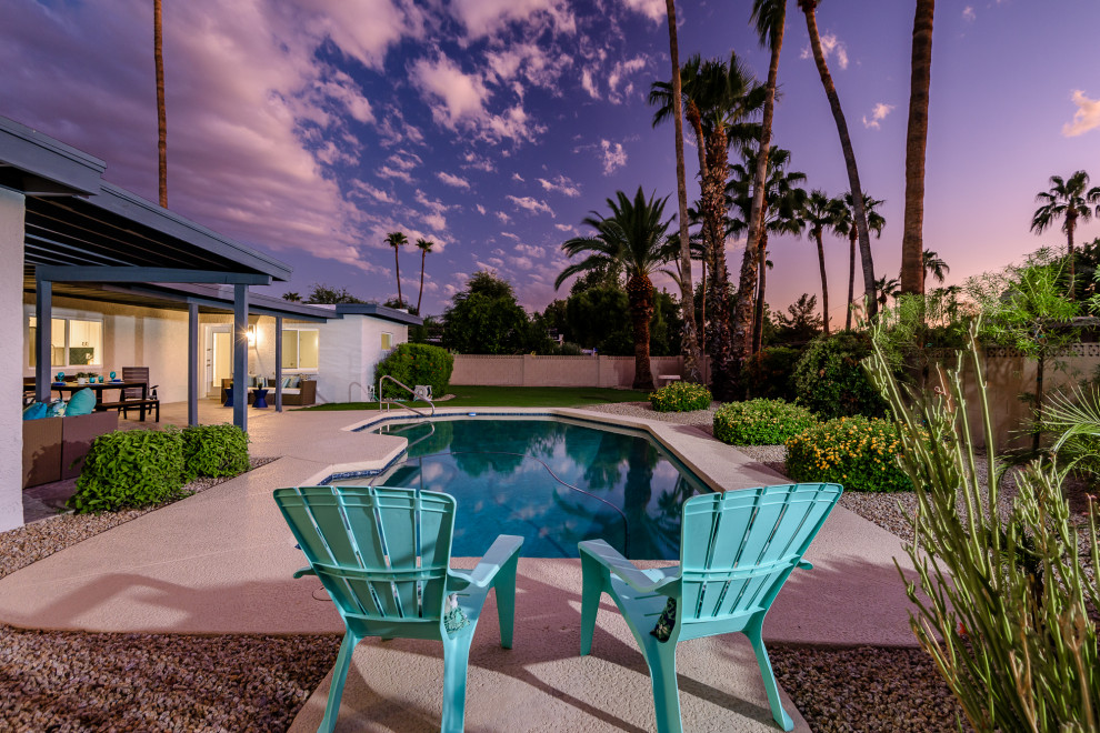 Transitional home design photo in Phoenix