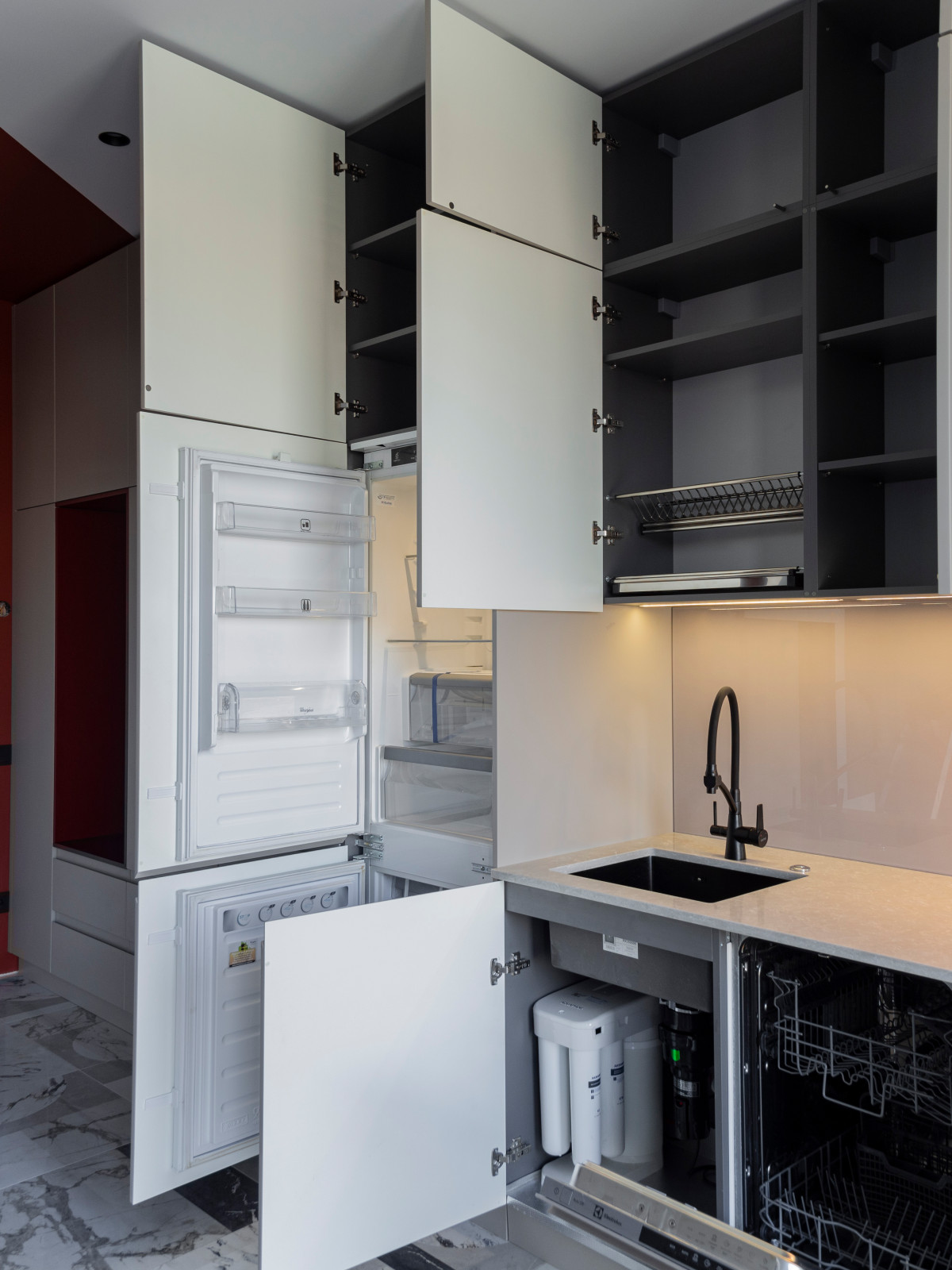 Большая стильная кухня в неоклассическом стиле в светлых тонах