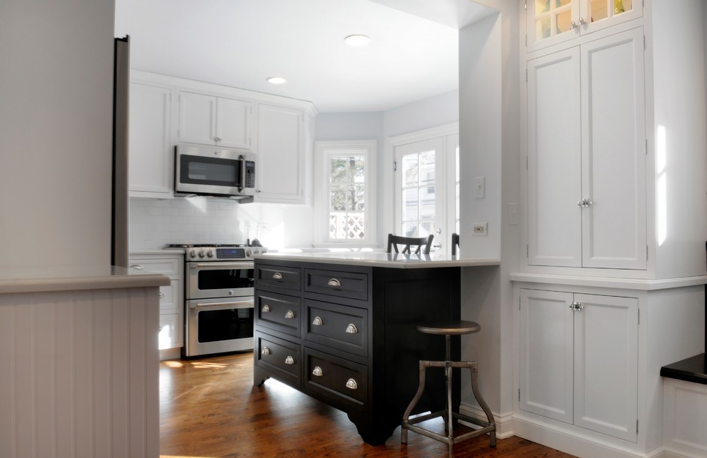 Example of a transitional kitchen design in Chicago