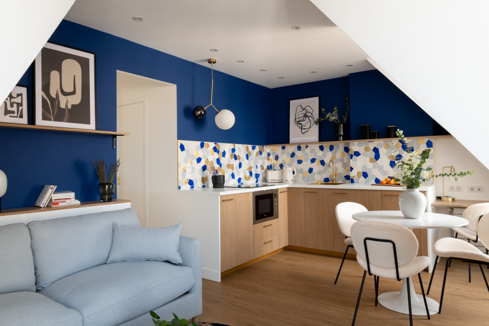 Idéer för ett mellanstort modernt allrum på loftet, med blå väggar, mellanmörkt trägolv, en fristående TV och brunt golv