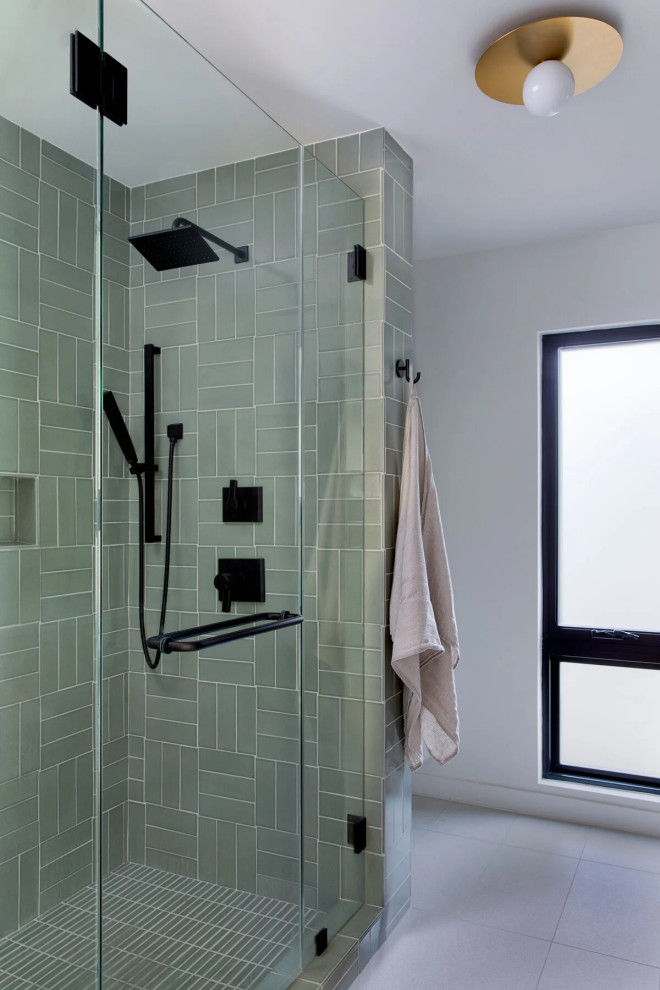Источник вдохновения для домашнего уюта: ванная комната в современном стиле с зеленой плиткой, керамической плиткой и полом из цементной плитки