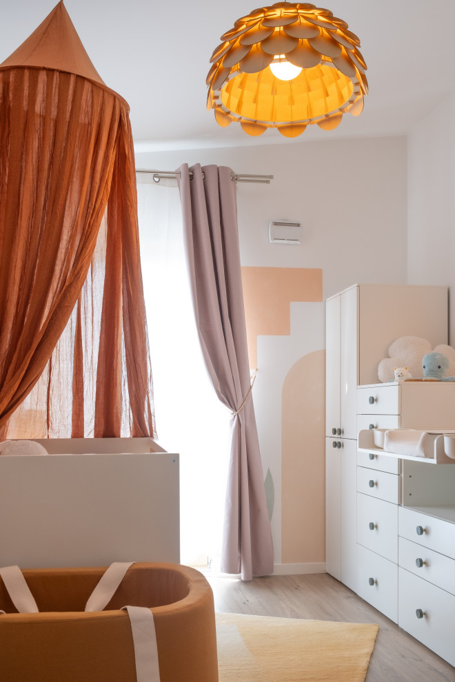 Идея дизайна: маленькая нейтральная комната для малыша в современном стиле с оранжевыми стенами, светлым паркетным полом, бежевым полом, потолком с обоями и обоями на стенах для на участке и в саду
