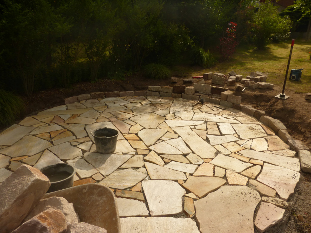 Imagen de patio de tamaño medio con adoquines de piedra natural