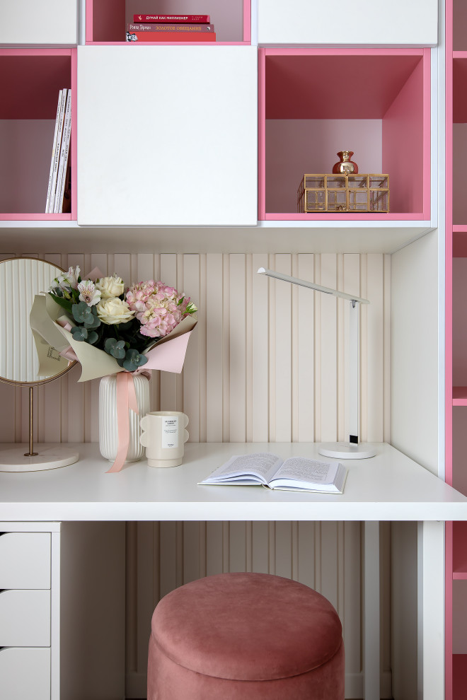 Ejemplo de habitación de niña de 4 a 10 años contemporánea de tamaño medio con escritorio, paredes beige y panelado