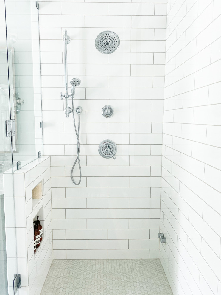 Imagen de cuarto de baño doble costero con baldosas y/o azulejos blancos, baldosas y/o azulejos de cerámica, encimera de cuarcita y ducha con puerta con bisagras
