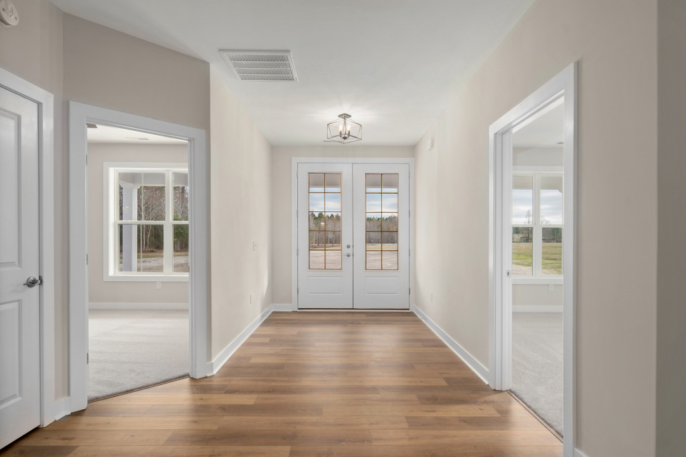Große Country Haustür mit grauer Wandfarbe, Vinylboden, Doppeltür, weißer Haustür und buntem Boden in Sonstige