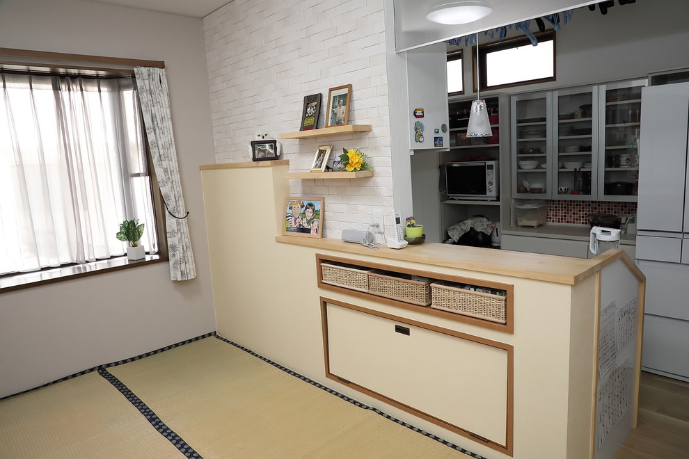 Design ideas for a small scandinavian living room in Tokyo with beige walls, tatami floors and yellow floor.