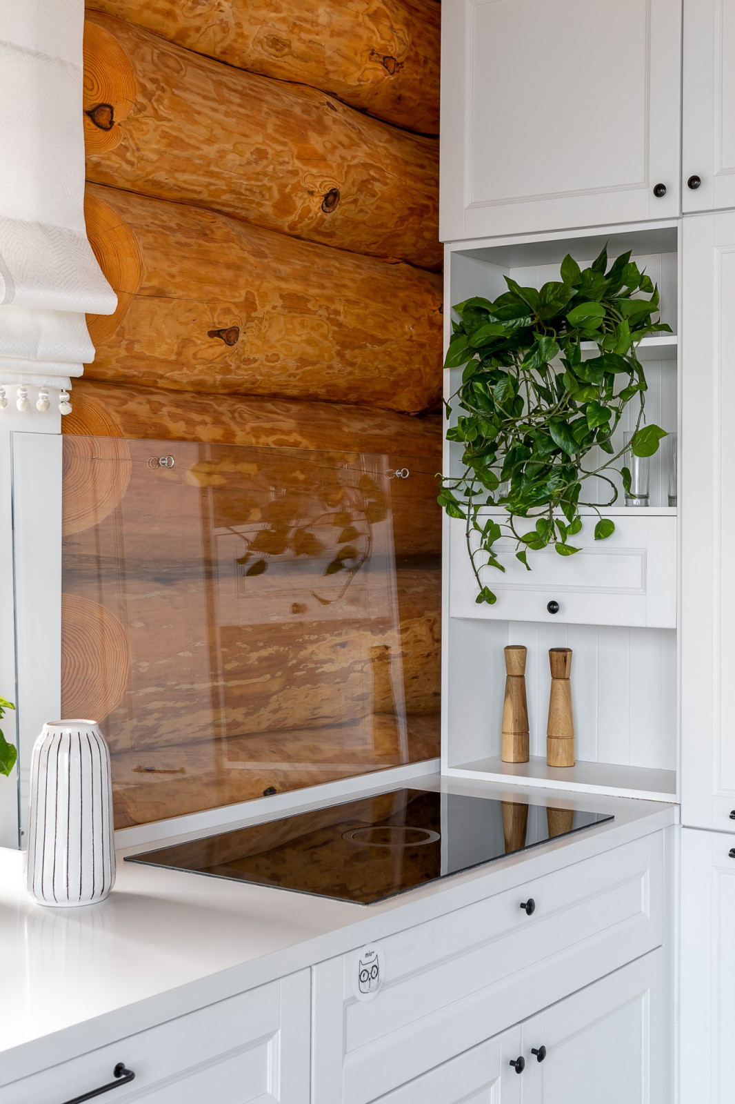 Кухня в скандинавском стиле для бревенчатого дома