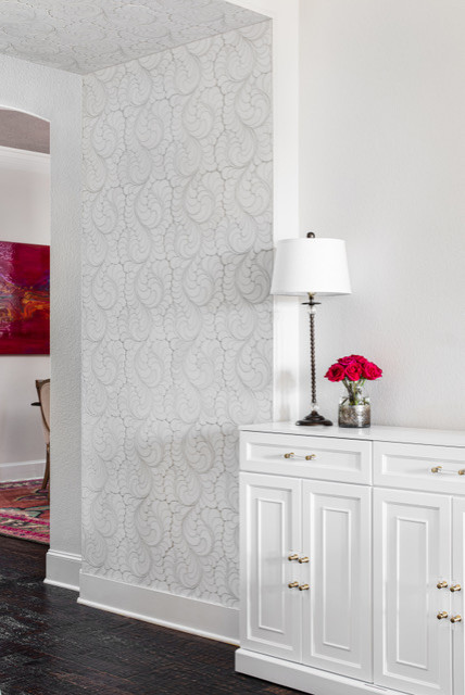 Example of a transitional entryway design in Austin