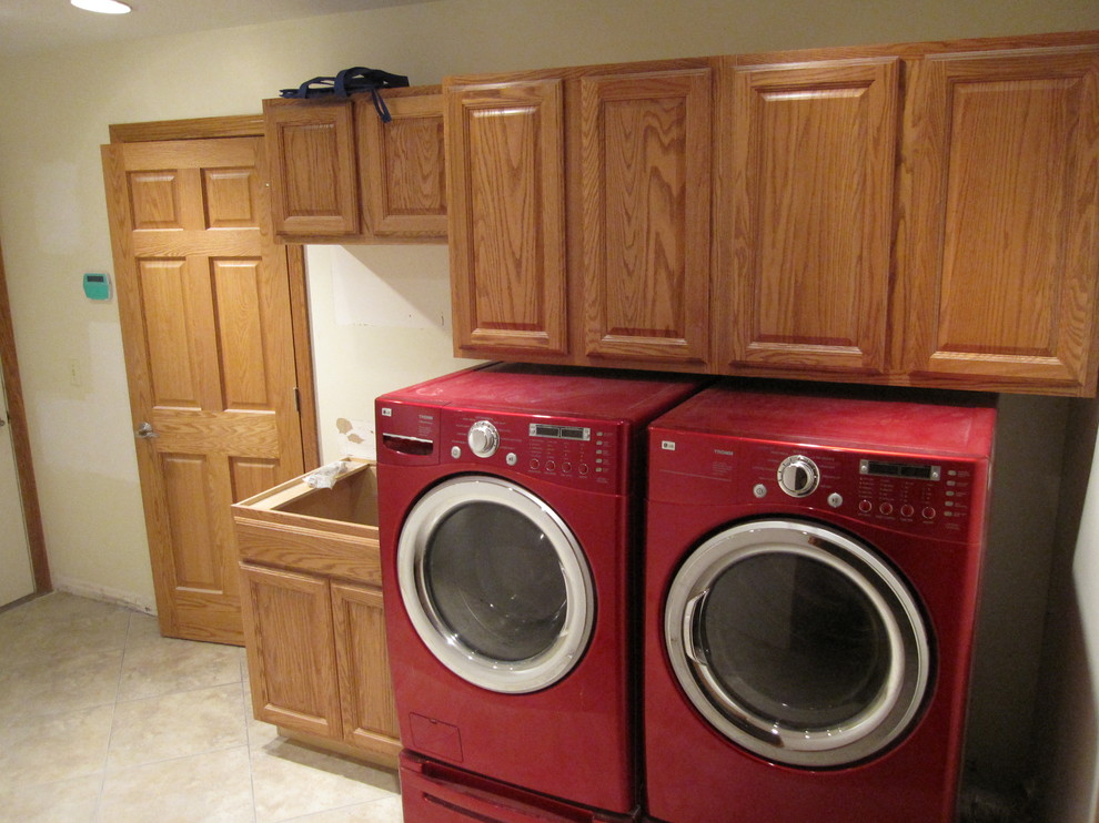 Inspiration for a traditional laundry room in Cleveland.