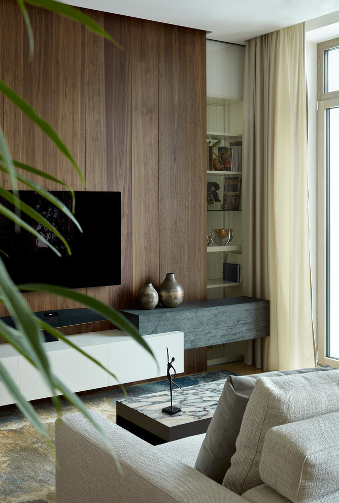 Свежая идея для дизайна: парадная, открытая гостиная комната в современном стиле с белыми стенами и телевизором на стене - отличное фото интерьера