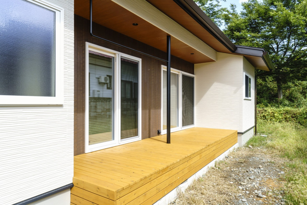 Idee per un portico moderno di medie dimensioni e dietro casa con pedane e un tetto a sbalzo