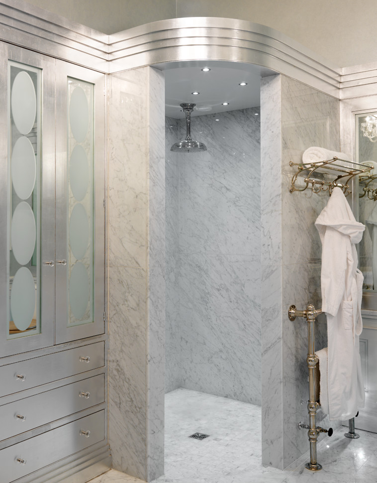 Идея дизайна: главная ванная комната в классическом стиле с монолитной раковиной, фасадами островного типа, раздельным унитазом и зелеными стенами