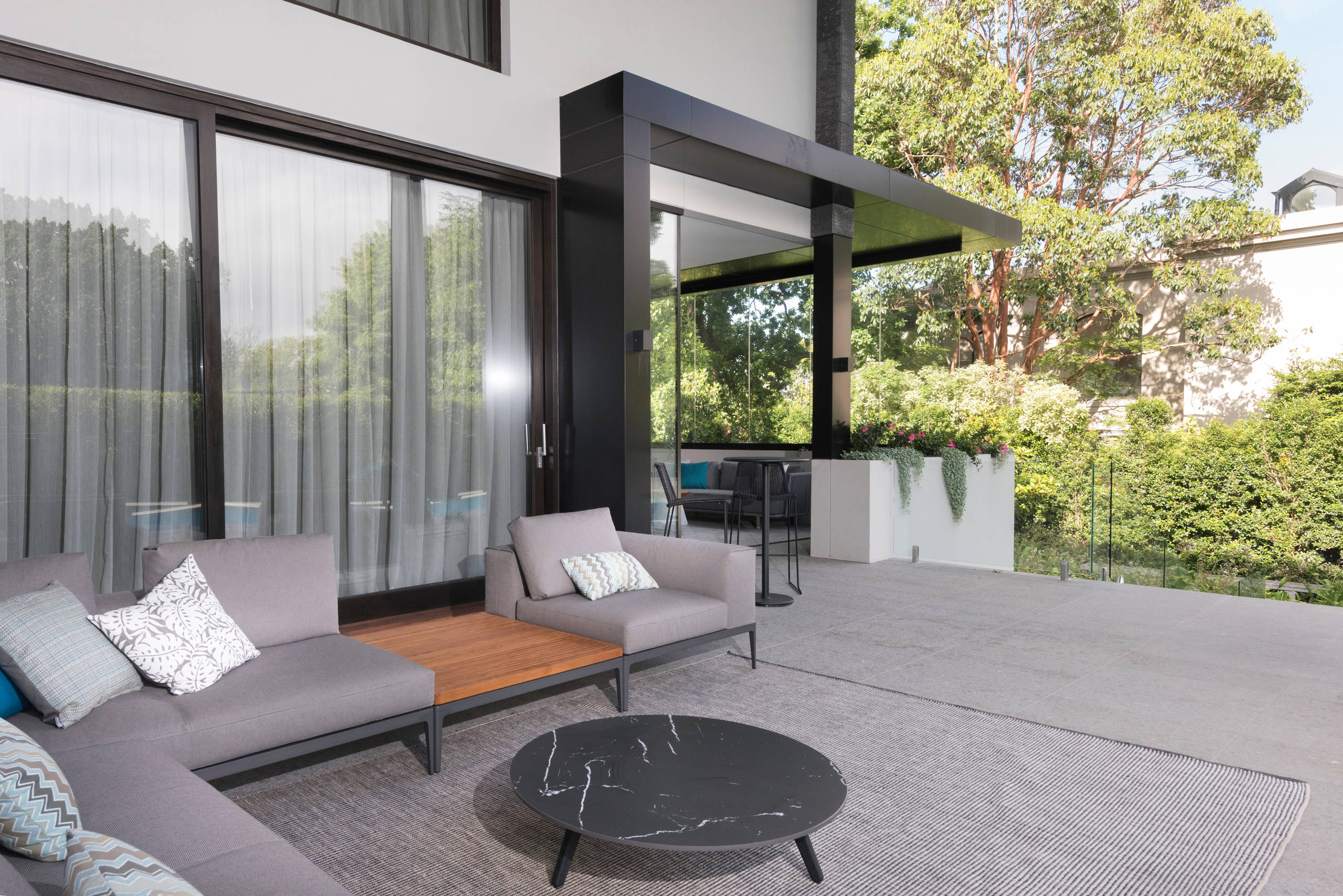 Contemporary Outdoor Entertainment Area