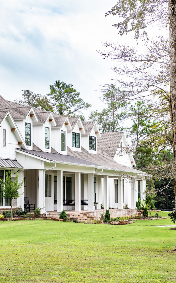 Großes, Zweistöckiges Landhausstil Einfamilienhaus mit Faserzement-Fassade, weißer Fassadenfarbe, Walmdach, Schindeldach, braunem Dach und Wandpaneelen in Houston
