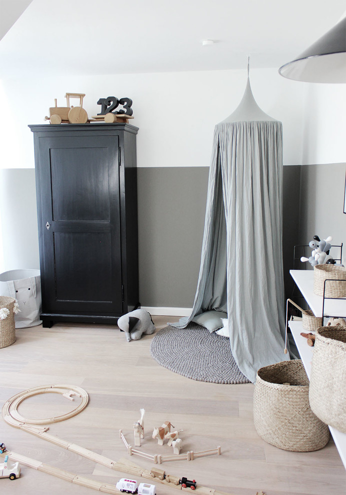 Kleines, Neutrales Skandinavisches Kinderzimmer mit grauer Wandfarbe, Spielecke, hellem Holzboden und beigem Boden in Hamburg