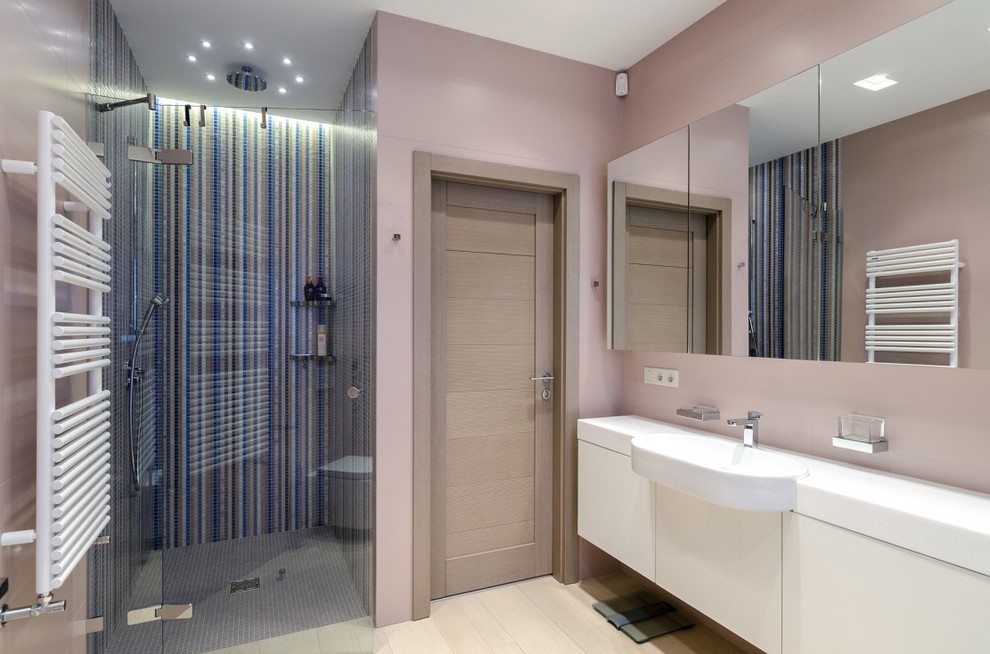 ВВЕРХ ПО ЛЕСТНИЦЕ