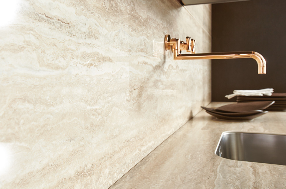 Offene Moderne grifflose Küche mit braunen Schränken und grauer Arbeitsplatte in Nürnberg