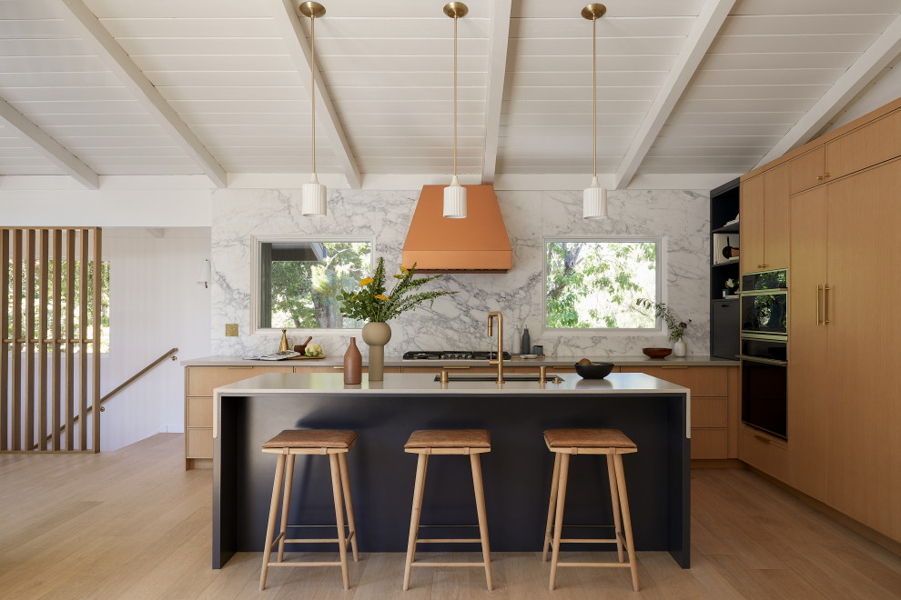 Design ideas for a mid-sized midcentury l-shaped open plan kitchen in San Francisco with an undermount sink, shaker cabinets, light wood cabinets, quartz benchtops, white splashback, marble splashback, panelled appliances, light hardwood floors, with island, brown floor, grey benchtop and exposed beam.