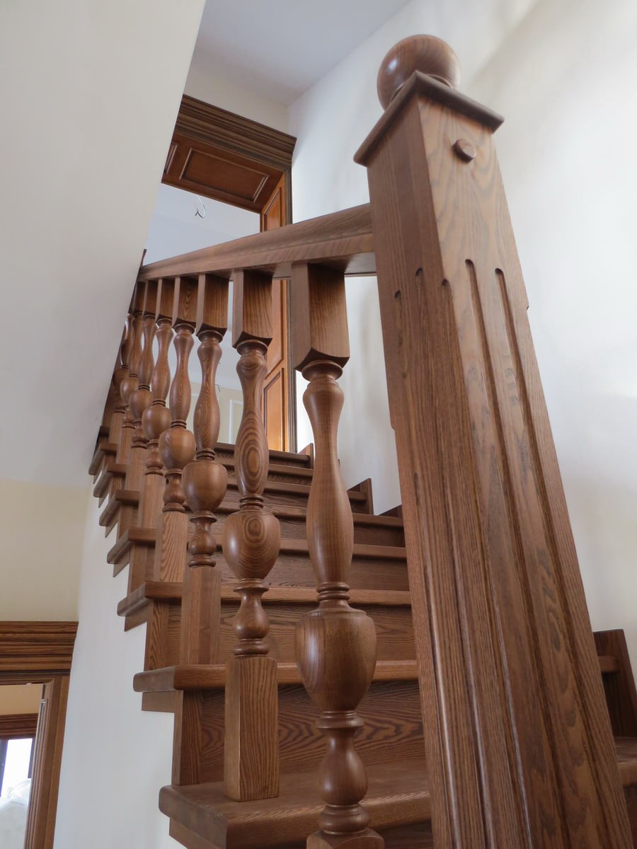 Классическая облицовка лестниц с изящными стойками