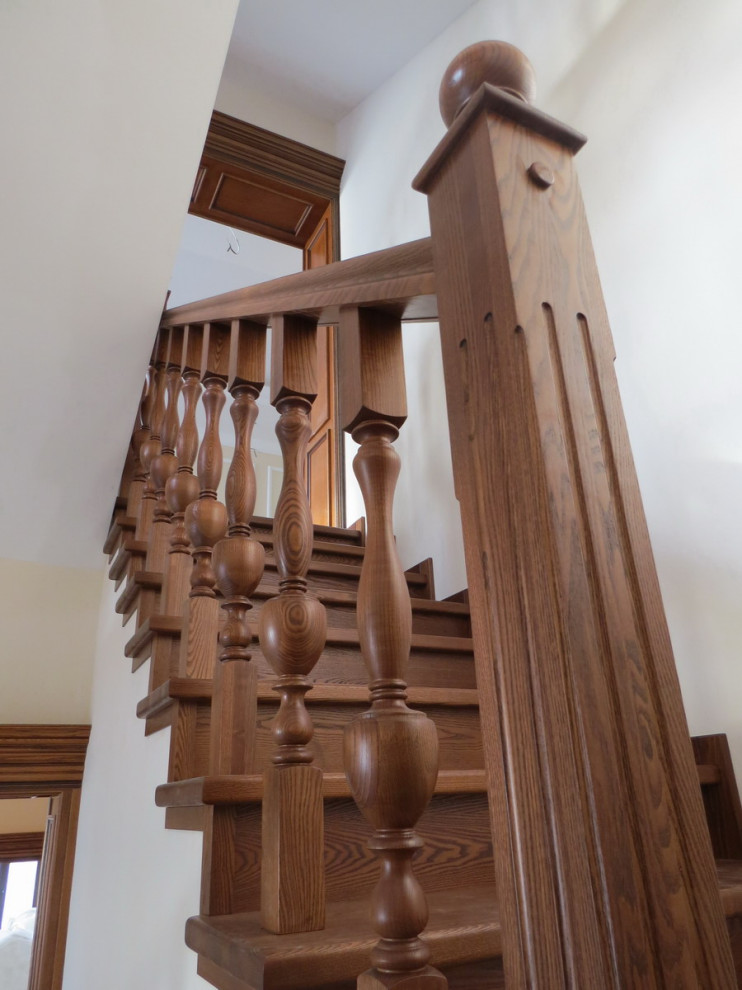 Классическая облицовка лестниц с изящными стойками