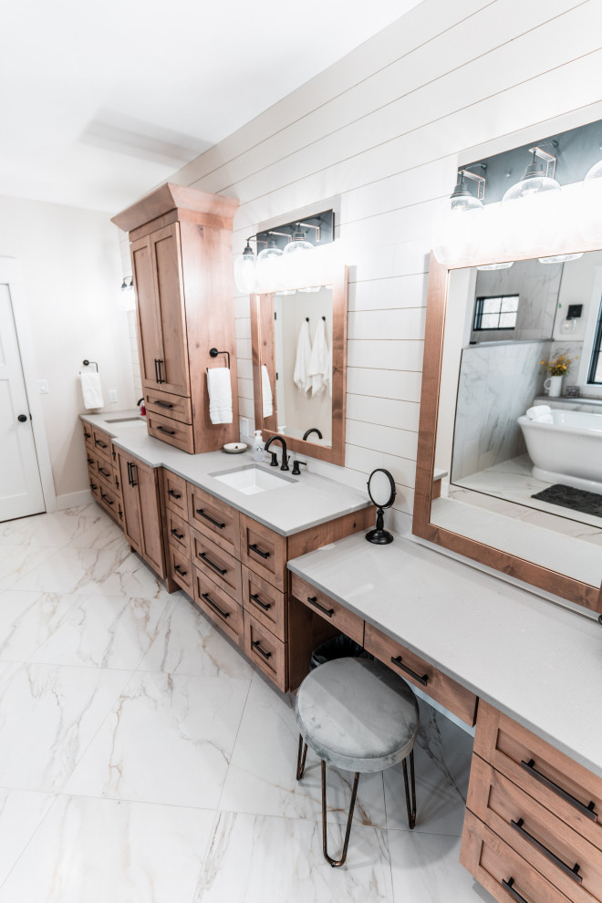 Inspiration för mycket stora lantliga grått en-suite badrum, med skåp i shakerstil, skåp i mellenmörkt trä, ett fristående badkar, en öppen dusch, vita väggar, cementgolv, ett undermonterad handfat, bänkskiva i kvarts, flerfärgat golv och med dusch som är öppen