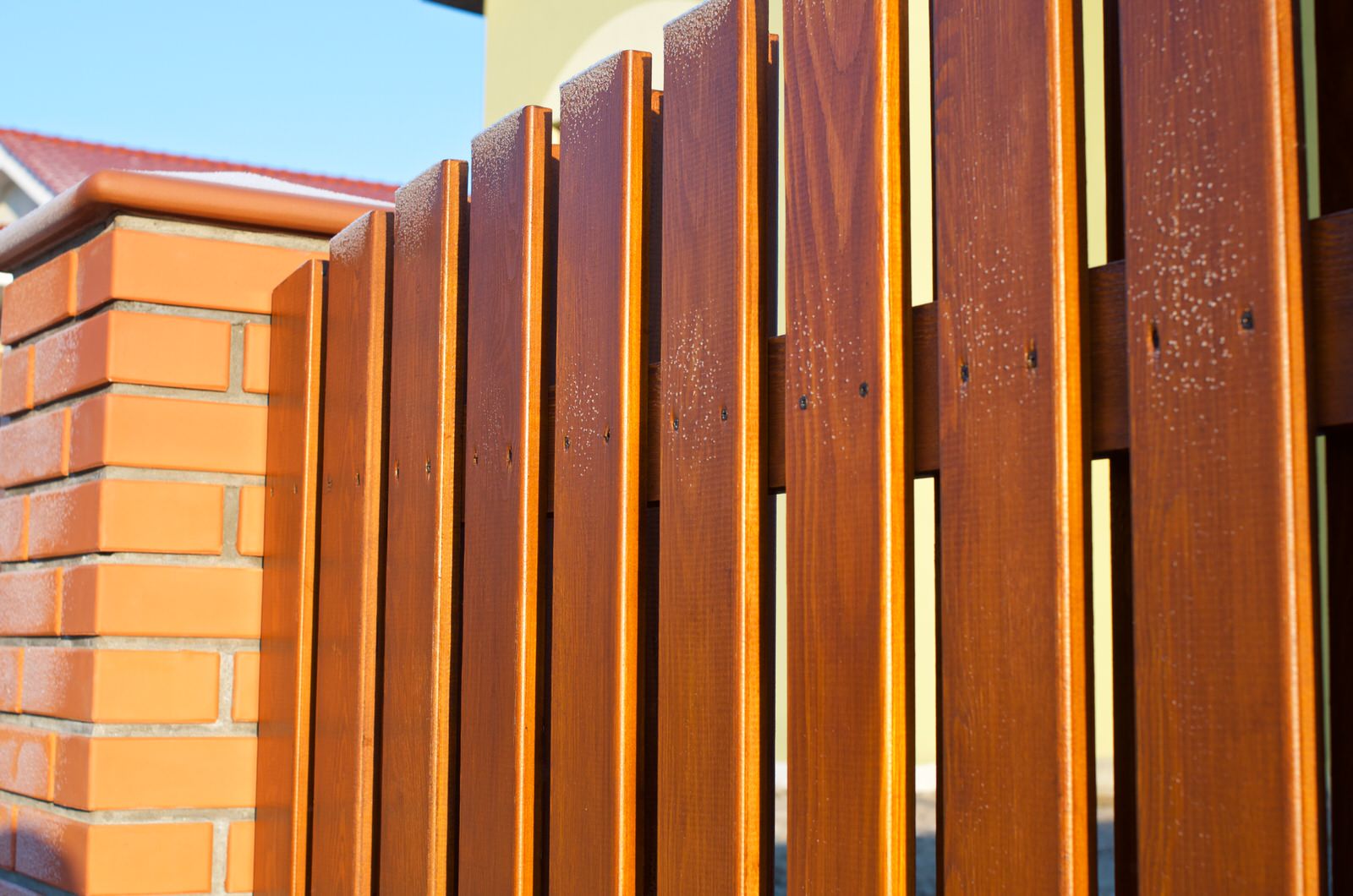 Установка деревянного забора с калиткой и автоматических откатных ворот