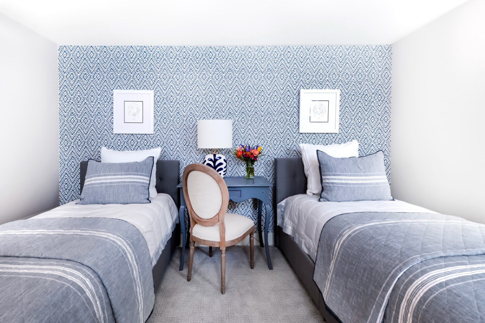 Источник вдохновения для домашнего уюта: гостевая спальня (комната для гостей) с синими стенами, ковровым покрытием, серым полом и обоями на стенах