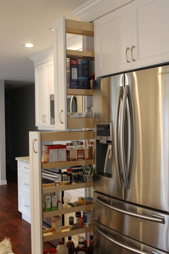 Transitional kitchen photo in Vancouver