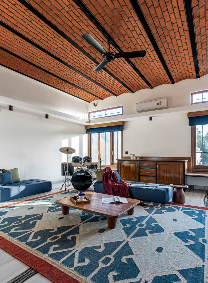 На фото: большая изолированная гостиная комната в современном стиле с музыкальной комнатой, белыми стенами, ковровым покрытием, мультимедийным центром, синим полом и сводчатым потолком