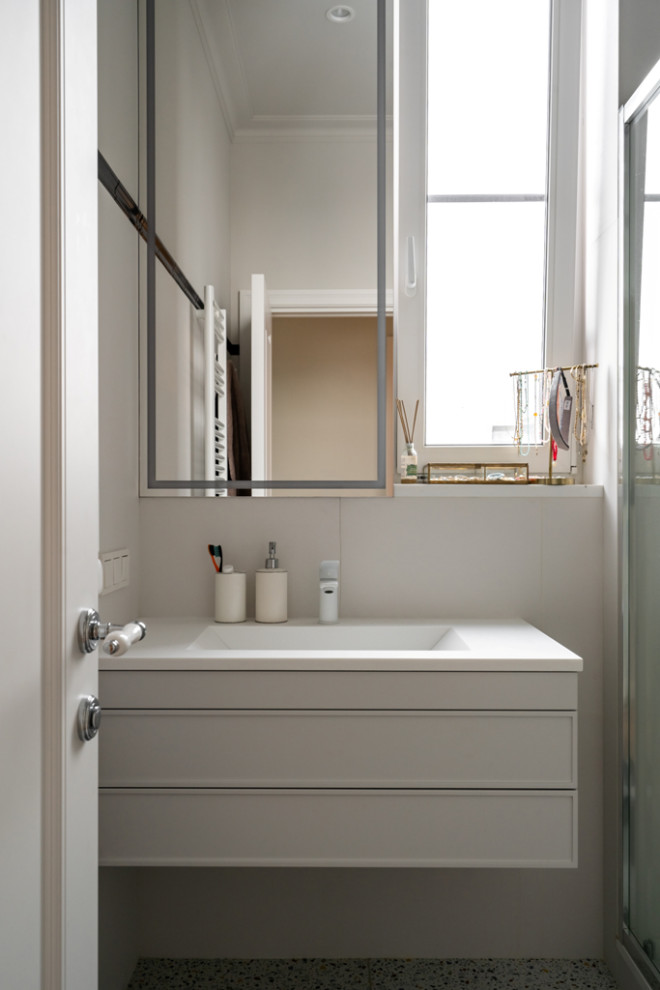 Московская квартира с двумя санузлами и белой кухней