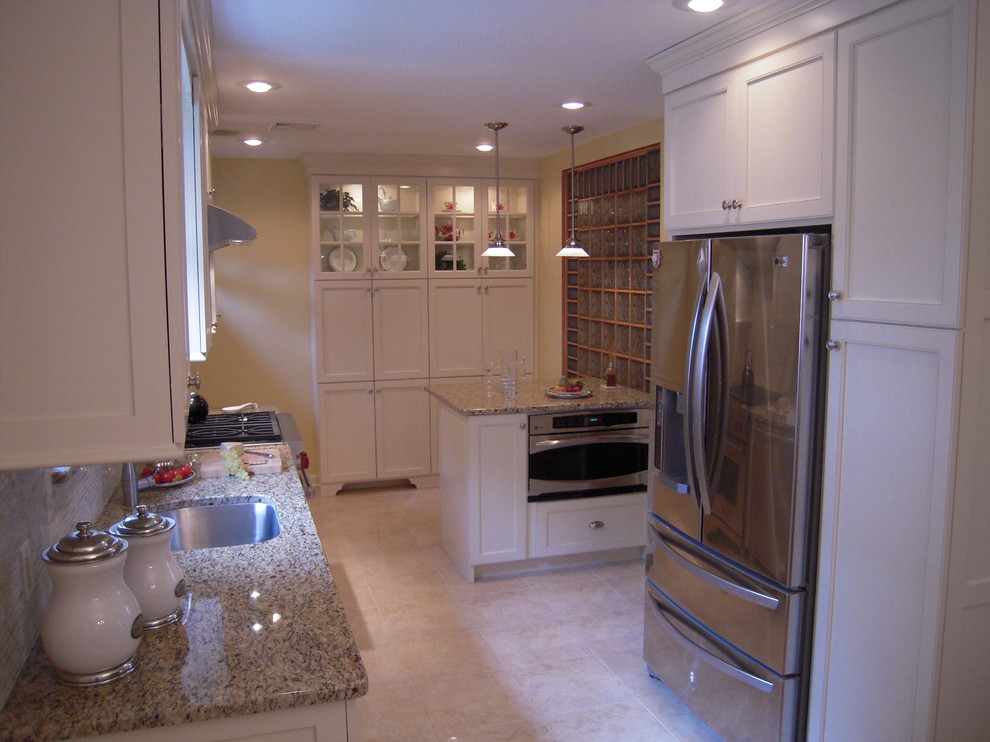 Kitchen - transitional kitchen idea in New York