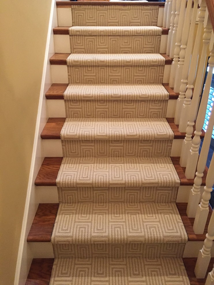 Ejemplo de escalera en U tradicional renovada de tamaño medio con escalones enmoquetados y contrahuellas enmoquetadas