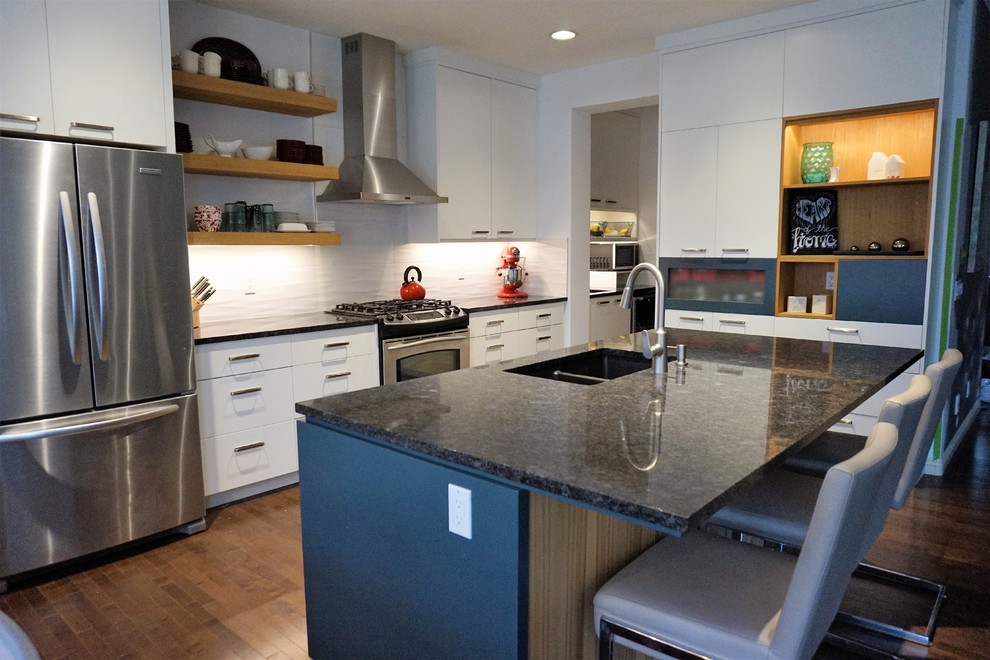 Kitchen - transitional kitchen idea in Calgary