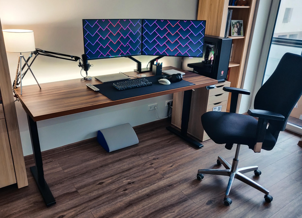 Modelo de estudio moderno grande con suelo laminado, escritorio independiente y suelo marrón