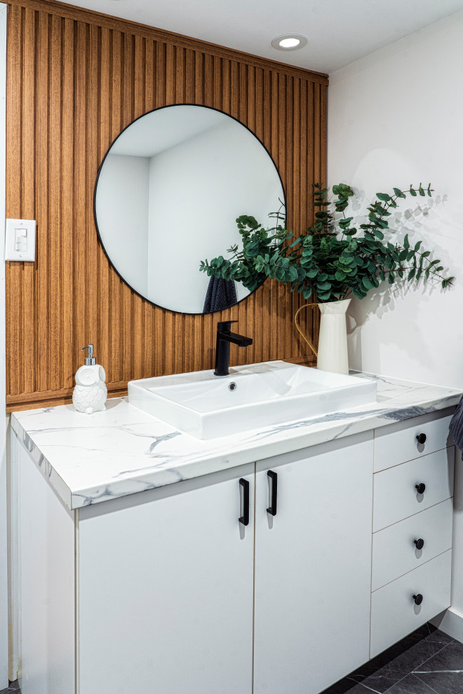Foto på ett litet funkis vit badrum, med släta luckor, vita skåp, en dusch i en alkov, en toalettstol med hel cisternkåpa, vita väggar, vinylgolv, ett nedsänkt handfat, laminatbänkskiva, grått golv och med dusch som är öppen