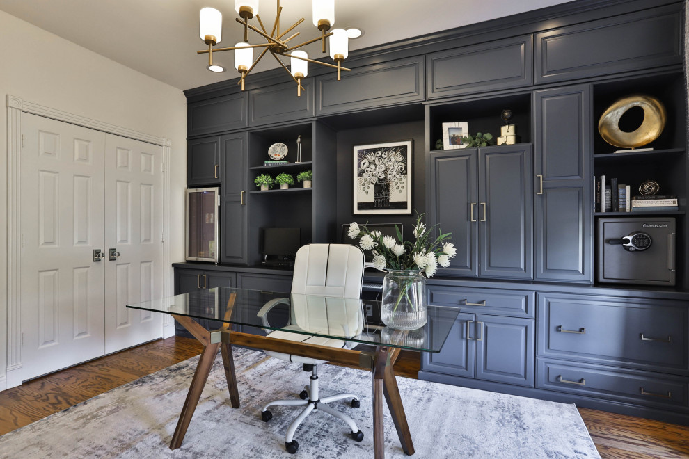 Cette photo montre un bureau moderne de taille moyenne avec un mur bleu, sol en stratifié, un bureau indépendant et un sol marron.