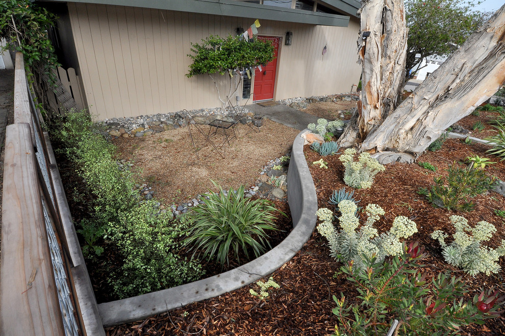Mid-sized modern front yard partial sun xeriscape in San Luis Obispo with a garden path and mulch for summer.