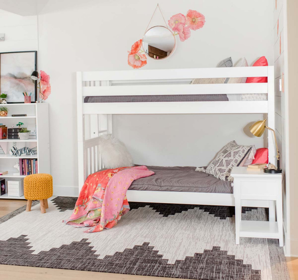 Idéer för ett litet shabby chic-inspirerat barnrum kombinerat med sovrum