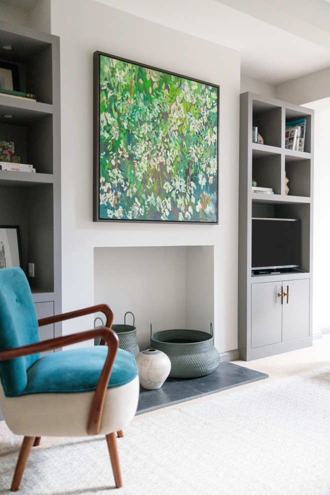 Mittelgroßes, Repräsentatives, Abgetrenntes Modernes Wohnzimmer mit weißer Wandfarbe, Teppichboden, Multimediawand und Tapetenwänden in Hertfordshire