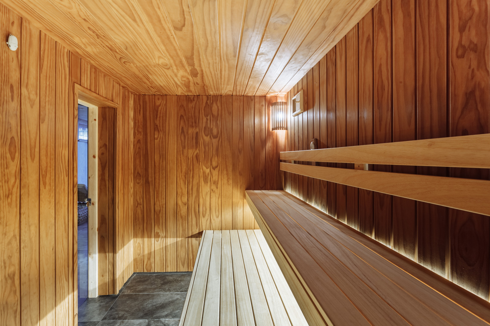 Сауна с бассейном в цоколе частного дома.